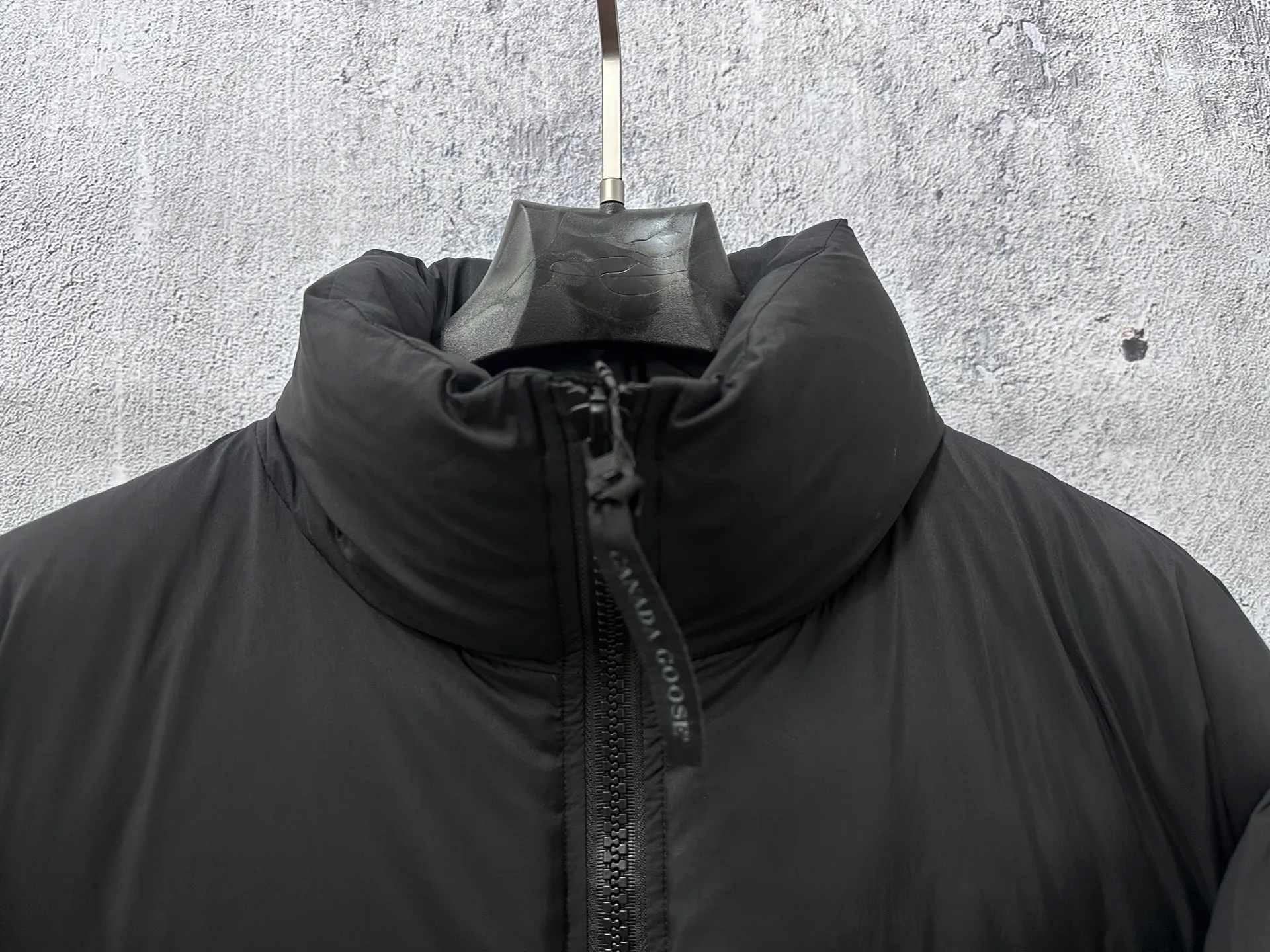 P840 【Canada gooes】Large Goose Sleeve Stand Collar Down Jacket Lawrence down jacket provides basic protection for daily adventures. Delicately soft fabric, this is a water-repellent fabric that is soft to the touch yet durable. Filled with extremely fluffy white duck down. This piece has a quilted body and structured down. Padded collar and reflective double-stripe grip tape. Extended hem and tucked-in inner rib-knit cuffs. Size: XS-2XL